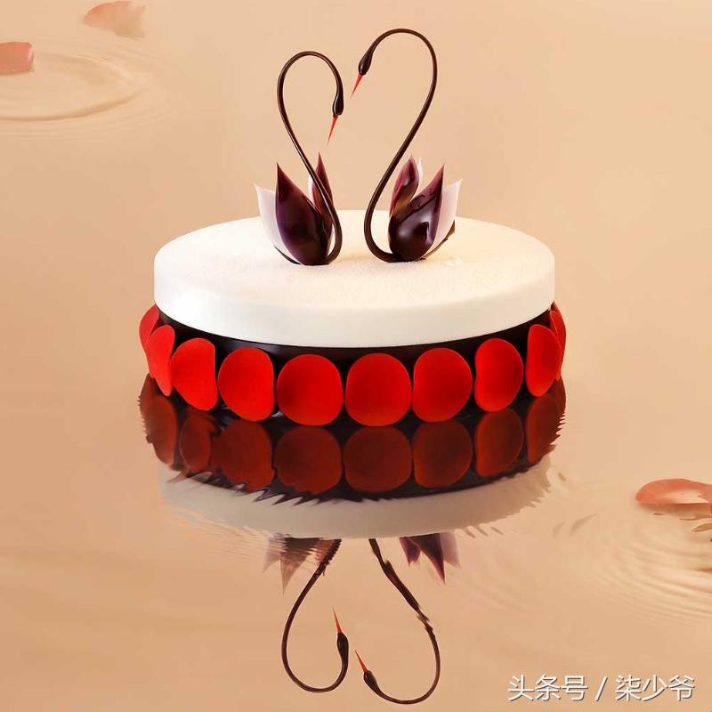 黑天鹅蛋糕还是白天鹅蛋糕好看,好利来黑天鹅艺术蛋糕