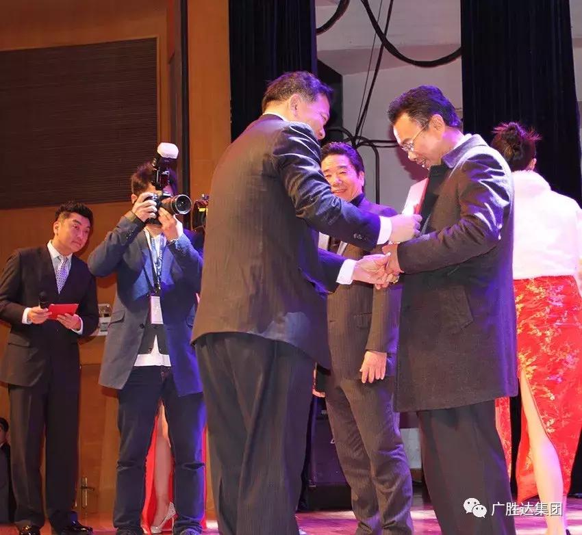 湛江市吴川老板捐100亿元,湛江富豪捐二亿为村民建房