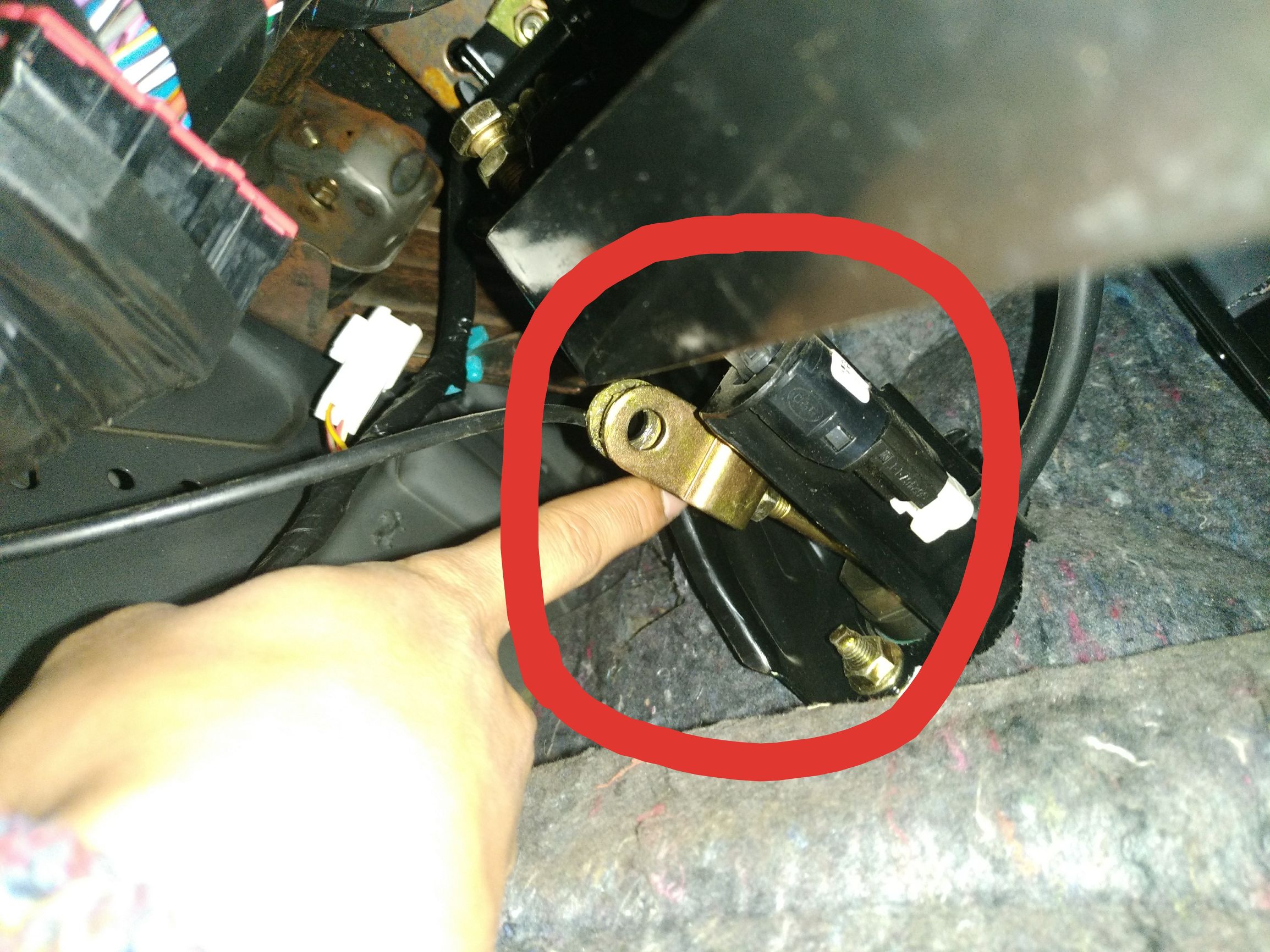 比亚迪f3离合器踏板突然失效,比亚迪f3离合器踩下去弹不上来