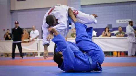 如何帮趴着的人翻身,怎么帮人翻身