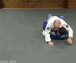 如何帮趴着的人翻身,怎么帮人翻身