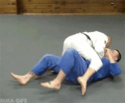 如何帮趴着的人翻身,怎么帮人翻身