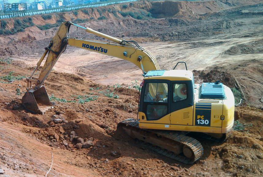 小松pc01一小时能挖多少方土,小松360一天可以挖多少米管沟