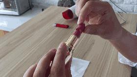 最简单修复断掉的口红,粉底液和口红断了该怎么修复