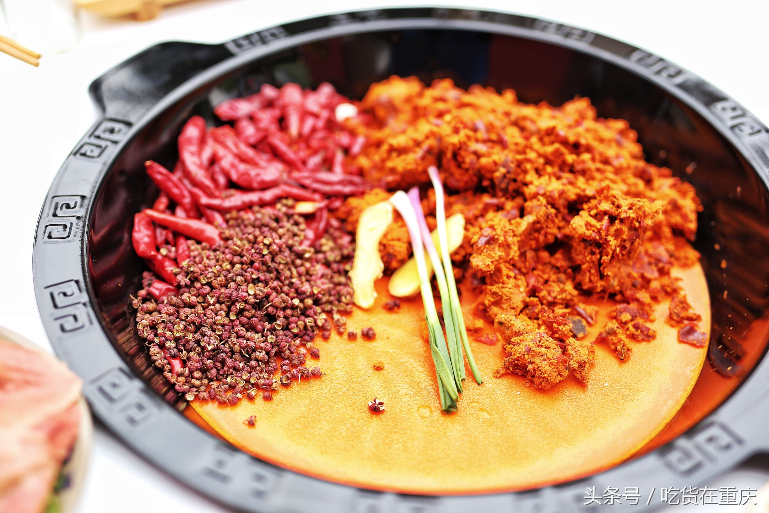 红得彻底，辣得翻天，“哈儿军长”的火锅逗是不一样