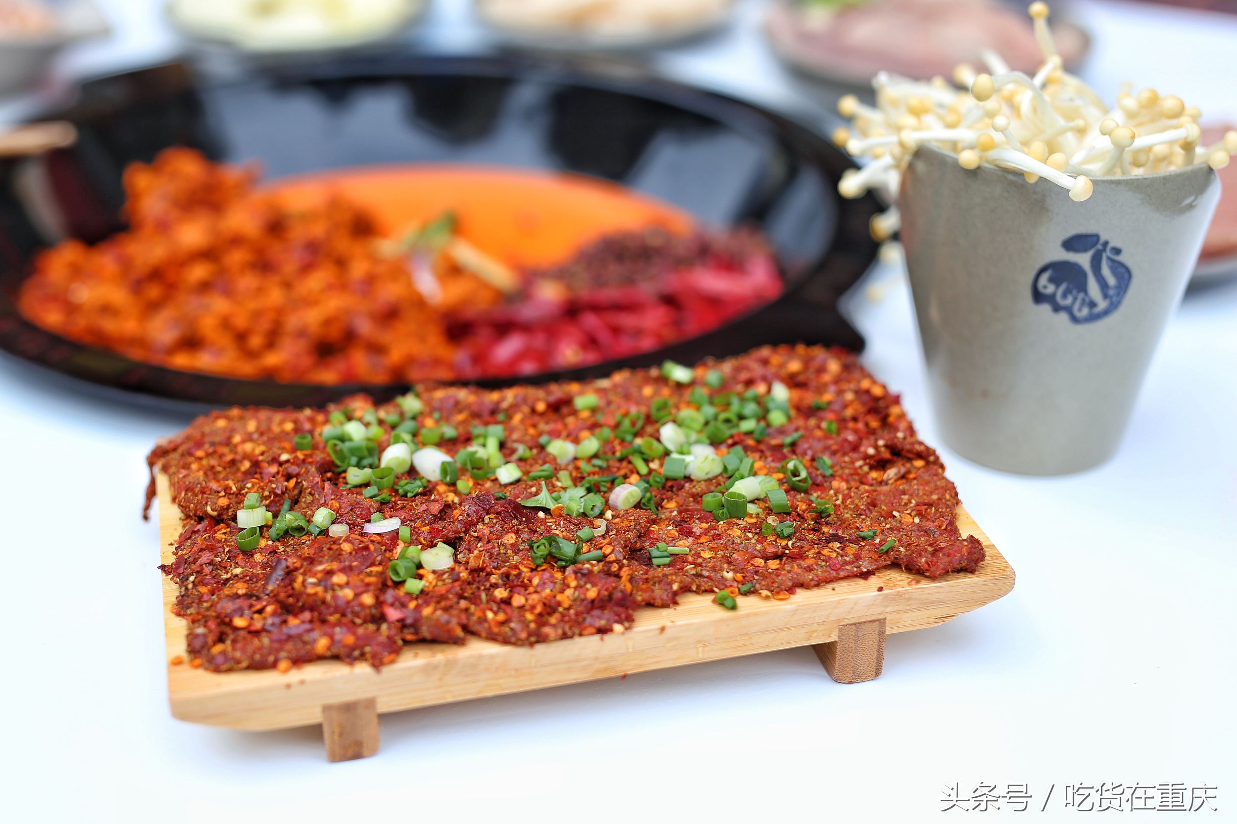 红得彻底，辣得翻天，“哈儿军长”的火锅逗是不一样