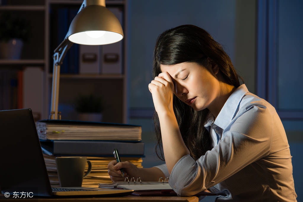 眼睛里好多飞蚊症是怎么回事,眼睛有黑影飘动是飞蚊症怎么治疗