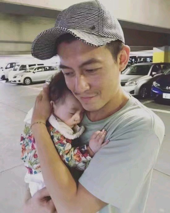 秦舒培米兰时装周,秦舒培亮相上海穿搭满分