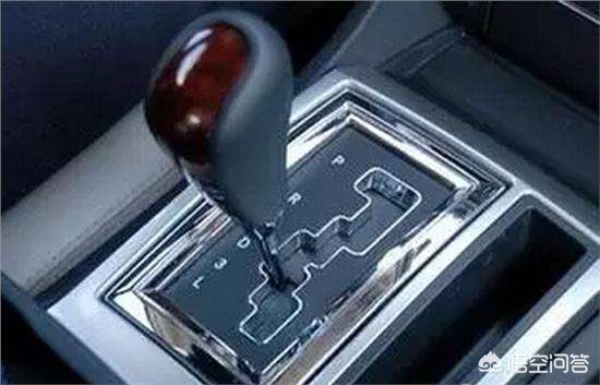 自动挡电子手刹等红灯正确操作,自动挡等红灯停车正确步骤