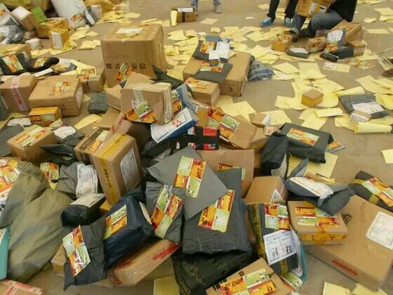 女子用嘴巴拆快递中毒,女子用嘴拆快递嘴烂了