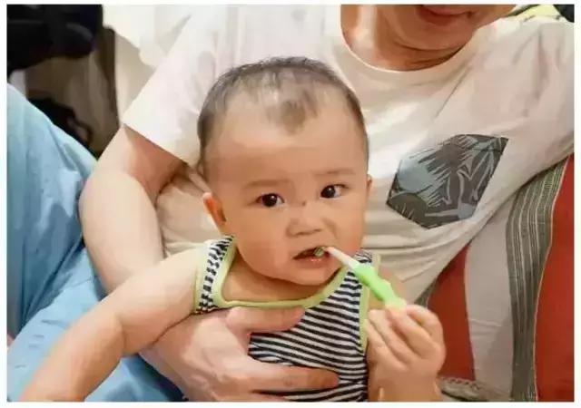 婴幼儿保护牙齿的十个小常识,婴儿牙齿护理十大禁忌