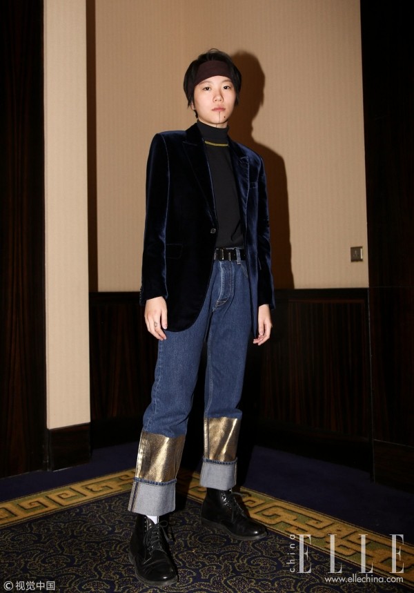 马丁靴牛仔裤配卫衣女,关晓彤马丁靴同款