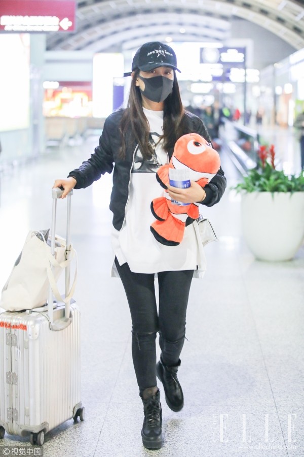 马丁靴牛仔裤配卫衣女,关晓彤马丁靴同款