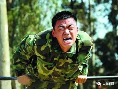 许三多做腹部绕杠做了多少个,腹部绕杆1000多个破纪录