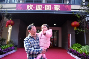 要过年了别人家都团圆,要过年了村里小伙子都回家了