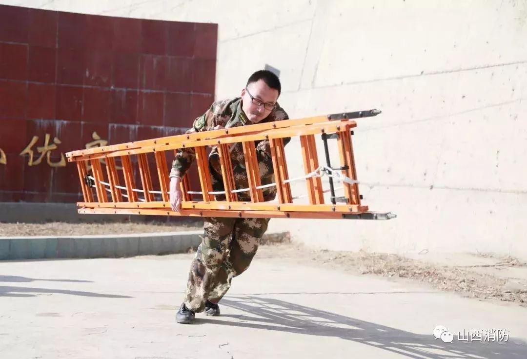 许三多做腹部绕杠做了多少个,腹部绕杆1000多个破纪录