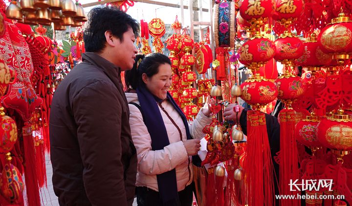 年货消费今年更红火,年货市场红火图片大全