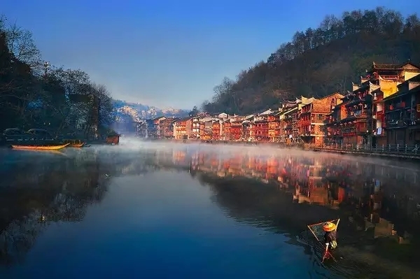 一江烟水照晴岚，两岸人家接画檐，芰荷丛一段秋光淡