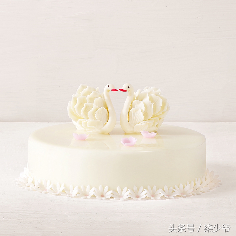 黑天鹅蛋糕还是白天鹅蛋糕好看,好利来黑天鹅艺术蛋糕