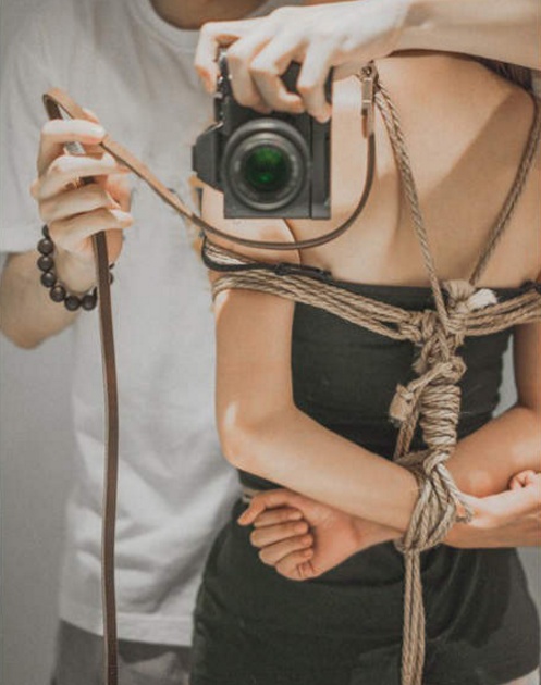 情人节“*力暴**亲热”！做过隆鼻后会被撞歪？