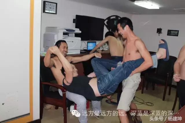 这就是船员，一年又一年，一天又一天，船上的年