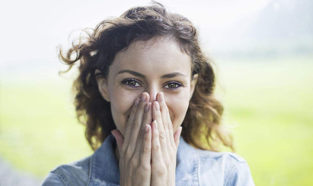 海边的风好大头发都要被吹凌乱了,风大头发吹得乱糟糟