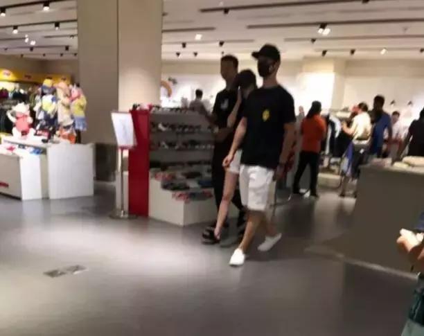 baby装蜡像,baby假装蜡像邓超