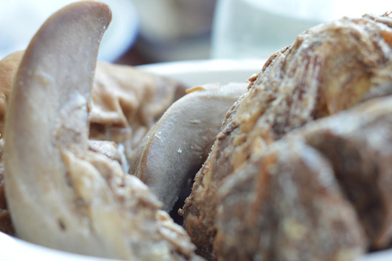 腊月二十六割年肉的视频,腊月二十六杀猪割年肉