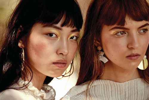 穿Dior星空裙的模特比ab还美！神似王思聪前女友，就是嘴巴怪怪的