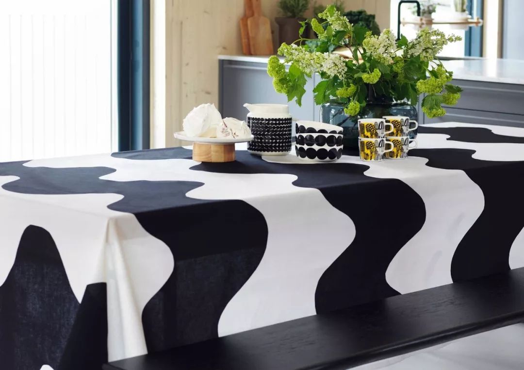 芬兰家饰品牌Marimekko与化妆品倩碧联手打造的彩妆，用在哪儿？