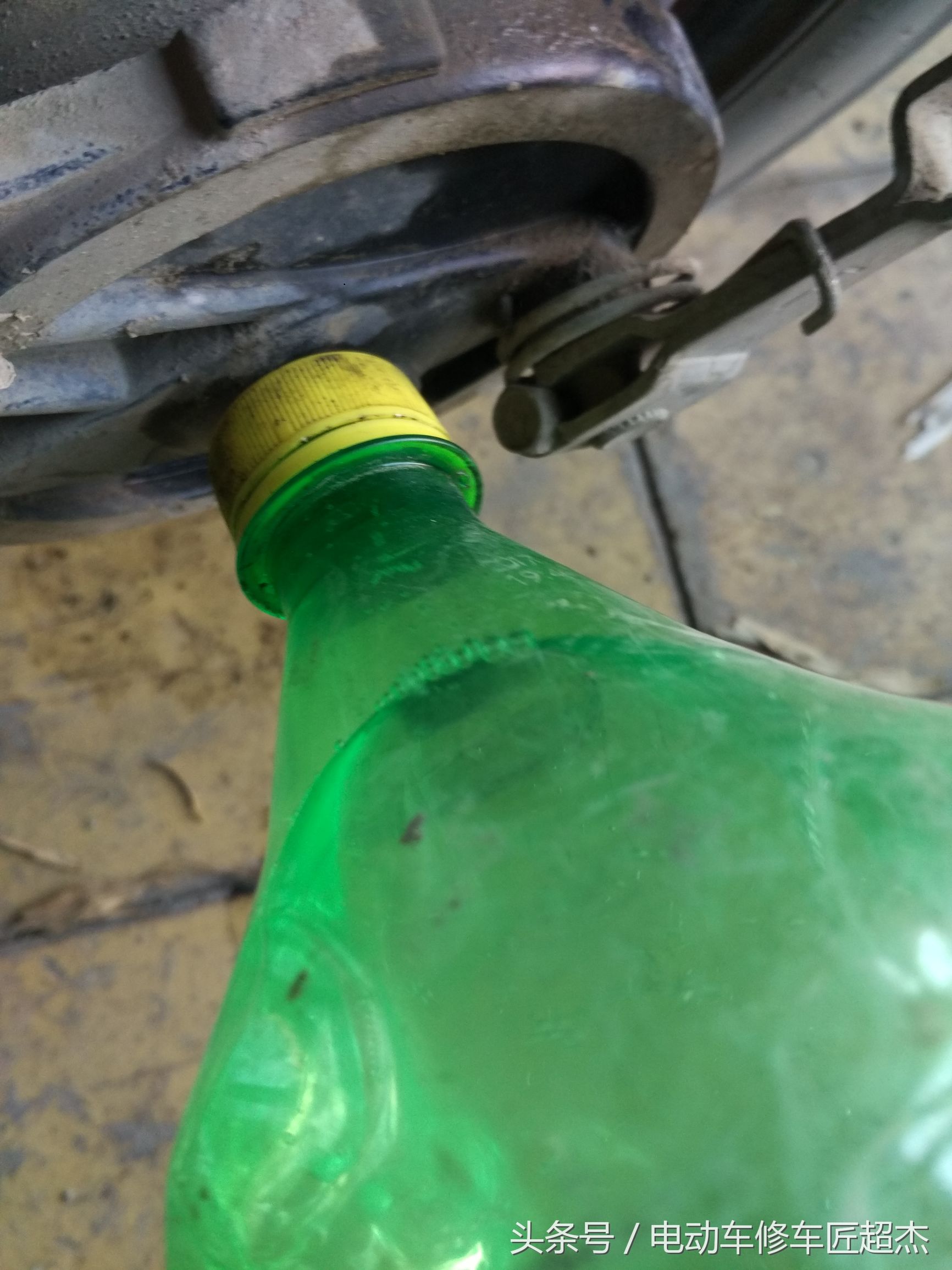 电摩如何拆下刹车油封视频,修车自制工具视频