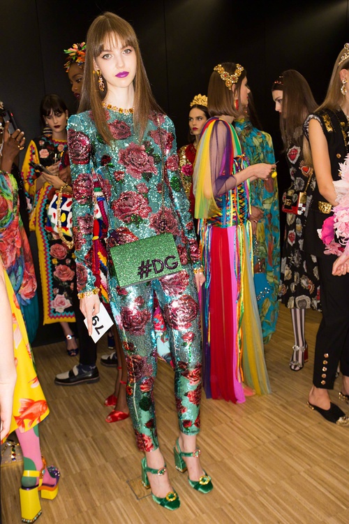 穿Dior星空裙的模特比ab还美！神似王思聪前女友，就是嘴巴怪怪的