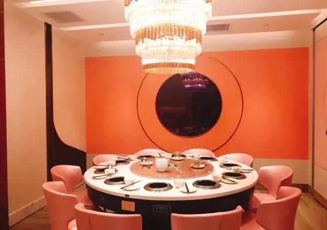 城中炫富新时尚，吃一顿粉粉的桃花玉面美人锅