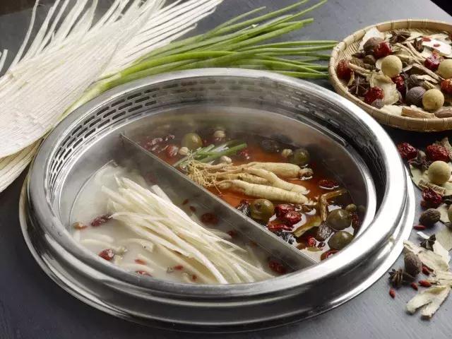 城中炫富新时尚，吃一顿粉粉的桃花玉面美人锅