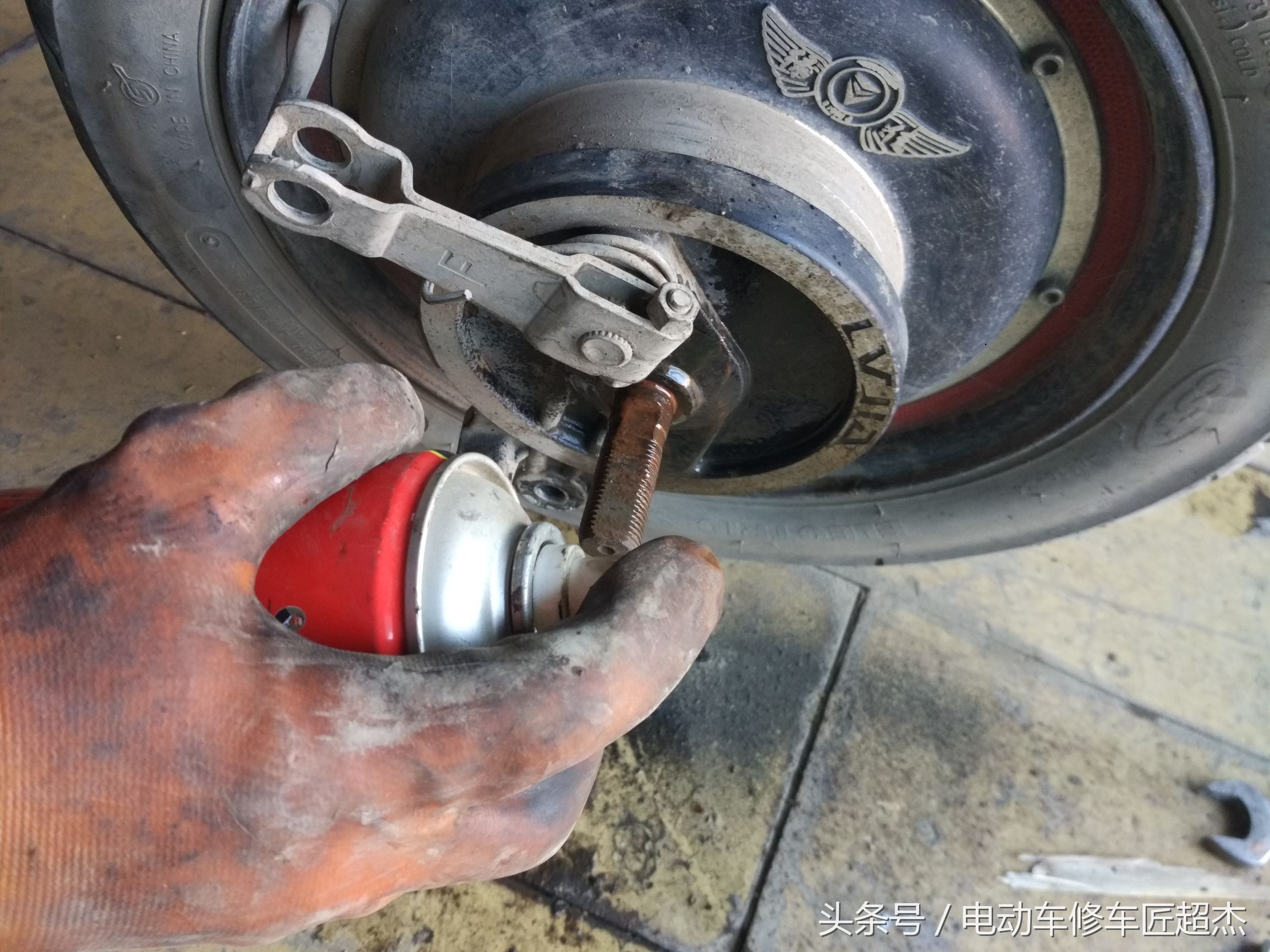 电摩如何拆下刹车油封视频,修车自制工具视频