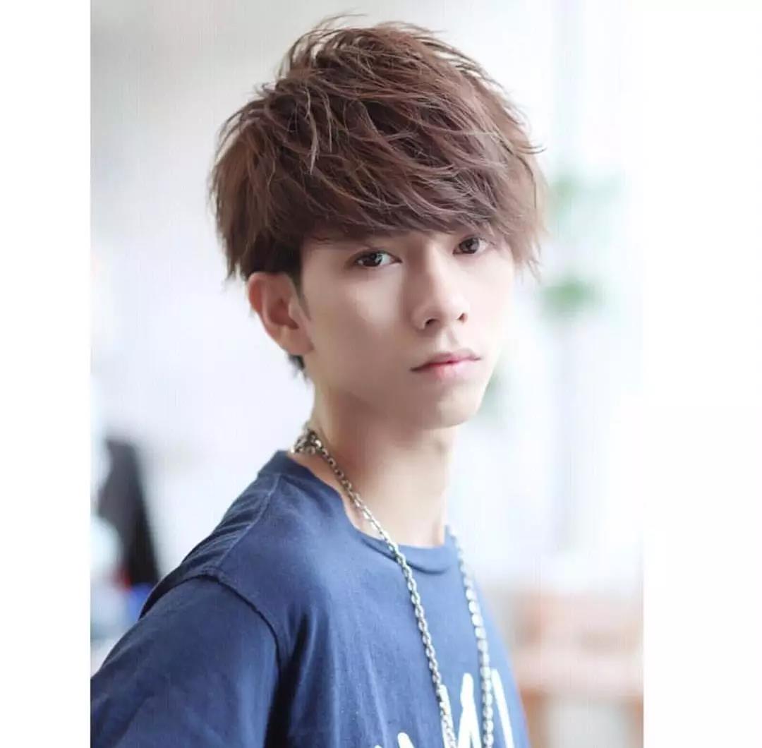 海边的风好大头发都要被吹凌乱了,风大头发吹得乱糟糟