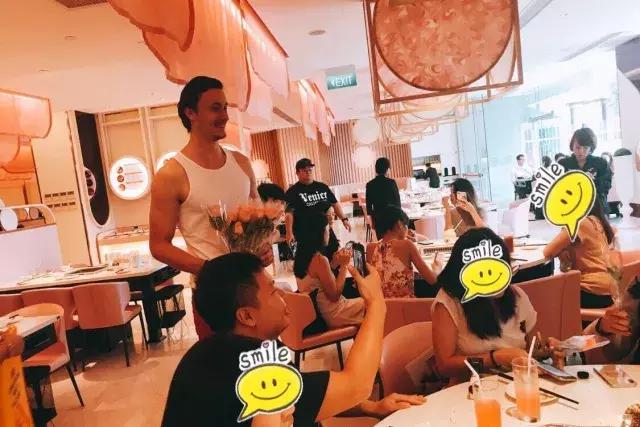 城中炫富新时尚，吃一顿粉粉的桃花玉面美人锅