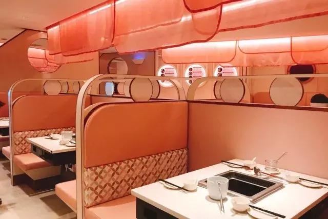 城中炫富新时尚，吃一顿粉粉的桃花玉面美人锅