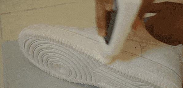 白鞋自然发黄,黑鞋白底发黄怎么办