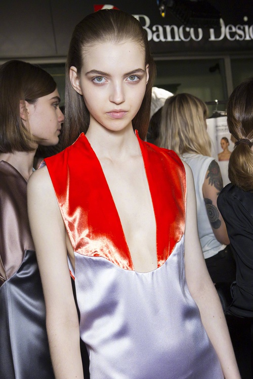 穿Dior星空裙的模特比ab还美！神似王思聪前女友，就是嘴巴怪怪的