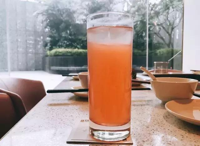 城中炫富新时尚，吃一顿粉粉的桃花玉面美人锅