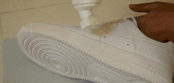 白鞋自然发黄,黑鞋白底发黄怎么办