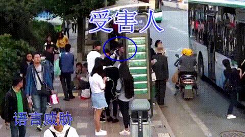 在车站站台上打伞,公交站台施工利润