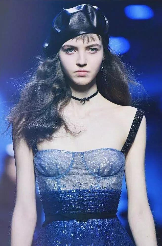 穿Dior星空裙的模特比ab还美！神似王思聪前女友，就是嘴巴怪怪的