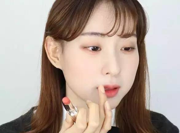 怎么样化妆看起来很透亮,这样化妆更显年轻