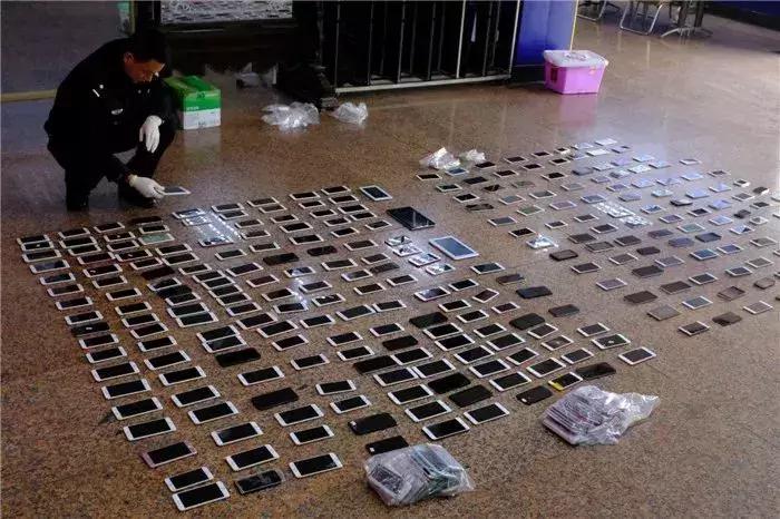 在车站站台上打伞,公交站台施工利润