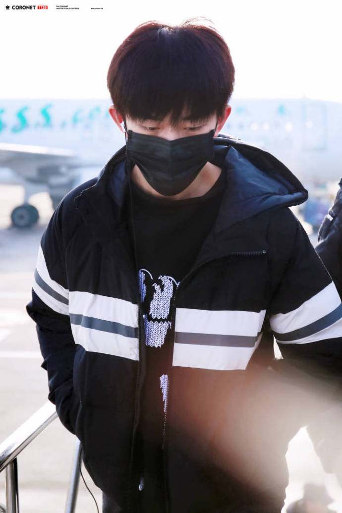 易烊千玺早晨起床满满的正能量,易烊千玺现在刚睡醒的样子