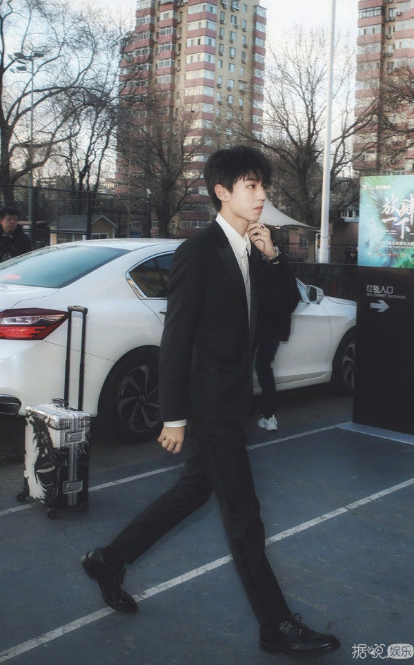 和王俊凯上演霸道总裁爱上我？这些粉丝绝对是从戏精学院毕业的