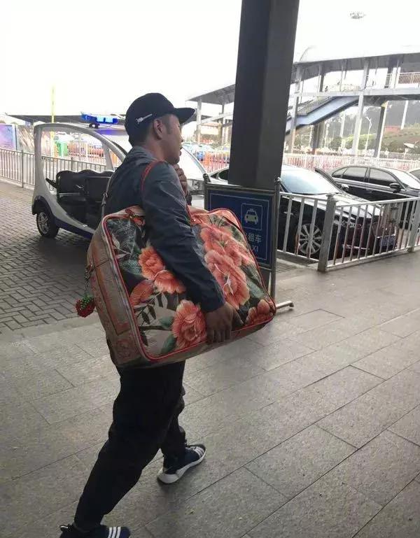 杜海涛机场购物袋,杜海涛背什么牌子的包