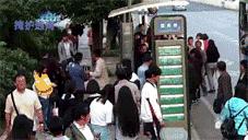 在车站站台上打伞,公交站台施工利润